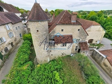 ARLAY – DEMEURE EN PIERRE DU XVIe SIÈCLE, TOUR ET CAVE VOÛTÉE