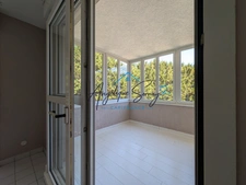 Peace, comfort and amenities: discover this 2-bedroom apartment in the heart of a leafy residence
