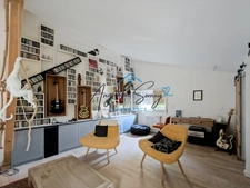 Maison jumelée avec jardin arboré, mezzanine et grand garage ».