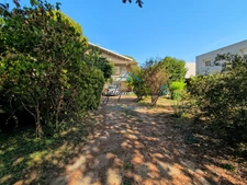 Semi-detached house with landscaped garden, mezzanine and large garage. VAULX EN VELIN