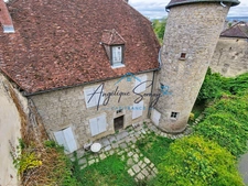 ARLAY – DEMEURE EN PIERRE DU XVIe SIÈCLE, TOUR ET CAVE VOÛTÉE
