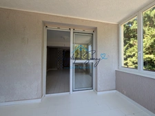 Peace, comfort and amenities: discover this 2-bedroom apartment in the heart of a leafy residence