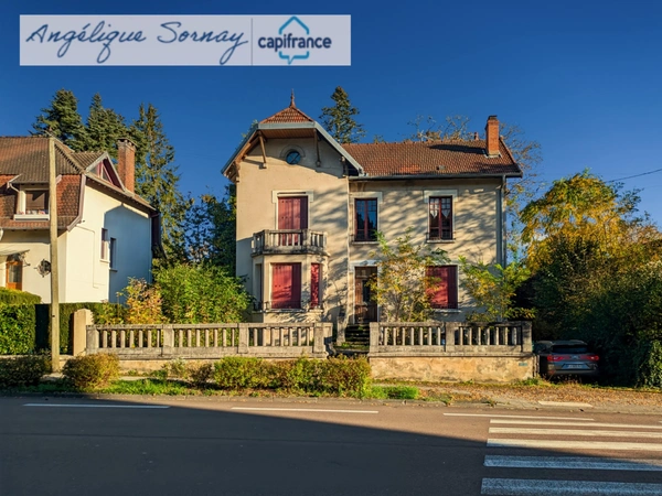  EN EXCLUSIVITE LONS LE SAUNIER (39) MAISON DE VILLE  5 min du centre-ville – Jardin