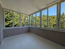 Peace, comfort and amenities: discover this 2-bedroom apartment in the heart of a leafy residence