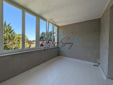 Peace, comfort and amenities: discover this 2-bedroom apartment in the heart of a leafy residence