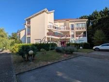 Peace, comfort and amenities: discover this 2-bedroom apartment in the heart of a leafy residence