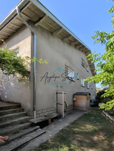 Maison jumelée avec jardin arboré, mezzanine et grand garage ».
