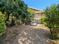 Maison jumelée avec jardin arboré, mezzanine et grand garage ».