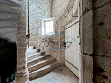 ARLAY – DEMEURE EN PIERRE DU XVIe SIÈCLE, TOUR ET CAVE VOÛTÉE