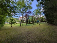 Peace, comfort and amenities: discover this 2-bedroom apartment in the heart of a leafy residence