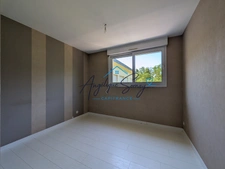 Peace, comfort and amenities: discover this 2-bedroom apartment in the heart of a leafy residence
