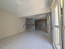 Peace, comfort and amenities: discover this 2-bedroom apartment in the heart of a leafy residence