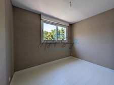 Peace, comfort and amenities: discover this 2-bedroom apartment in the heart of a leafy residence