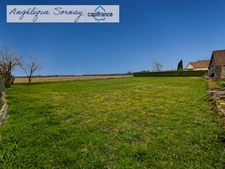 Terrain plat de 1 253 m² – Vue dégagée plein sud au cœur d’un village calme - à 5 min de bletterans