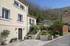 Maison mitoyenne + studio indépendant : 104 m2 au total + Garage fermée - CLANS (06)