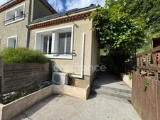 Maison mitoyenne + studio indépendant : 104 m2 au total + Garage fermée - CLANS (06)