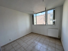 Bel appartement 5 pièces (3 chambres) avec terrasse, aperçu mer, cave et parking privé