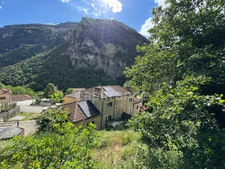 Maison mitoyenne + studio indépendant : 104 m2 au total + Garage fermée - CLANS (06)