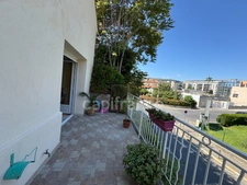 MURS GRAND LOCAL COMMERCIAL – professions libérales possibles – 164 m² – TERRASSE / 2 PARKINGS