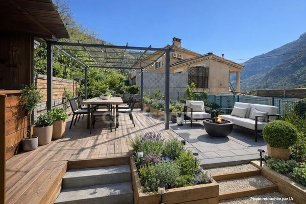 Maison mitoyenne + studio indépendant : 104 m2 au total + Garage fermée - CLANS (06)