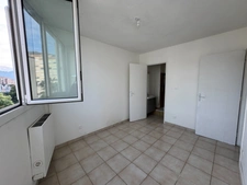 Appartement 5 pièces (3 chambres) vue dégagée avec terrasse, cave et parking privé