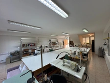 MURS GRAND LOCAL COMMERCIAL – professions libérales possibles – 164 m² – TERRASSE / 2 PARKINGS