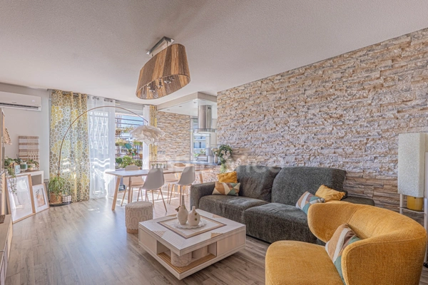 BEL APPARTEMENT 4 pièces magnifiquement décoré avec terrasse / sans travaux - Box fermé possible