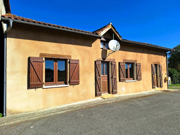 🏡 À VENDRE – Maison ancienne de 76 m² avec 2 chambres, sous-sol et cour à Vergoignan