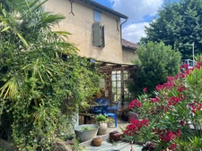 MAUBOURGUET (65) nearby: OLD FARMHOUSE on 3200m2 enclosed AND 1 apartment, mobile home, garage. Double glazing, recent shower rooms.