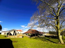Ancienne ferme de 1796 sur 3,7 Hectares, dépendances, vue sur les Pyrénées.