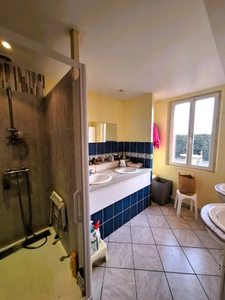 Maison familiale rénovée de 121 m² habitables + espaces complémentaires  Terrain clos de 1 417 m²
