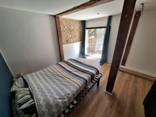 🏡 ANCIENNE LONGÈRE DE CARACTÈRE – 3 CHAMBRES DONT 1 SUITE PARENTALE INDÉPENDANTE, MEZZANINE, APPARTEMENT, MOBIL-HOME ET ATELIER – FORT POTENTIEL LOCATIF !