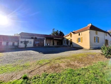Ancienne ferme de 1796 sur 3,7 Hectares, dépendances, vue sur les Pyrénées.