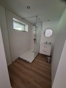 🏡 ANCIENNE LONGÈRE DE CARACTÈRE – 3 CHAMBRES DONT 1 SUITE PARENTALE INDÉPENDANTE, MEZZANINE, APPARTEMENT, MOBIL-HOME ET ATELIER – FORT POTENTIEL LOCATIF !