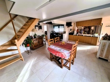 Maison familiale rénovée de 121 m² habitables + espaces complémentaires  Terrain clos de 1 417 m²