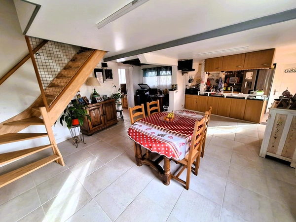 Maison familiale rénovée de 121 m² habitables + espaces complémentaires  Terrain clos de 1 417 m²