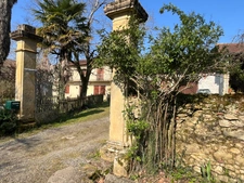 MARCIAC et PLAISANCE proches, VUE PYRENEES depuis cette BELLE MAISON DE FAMILLE 215m2, grandes dépendances , sur 1750m2 de jardin, dans village patrimonial.