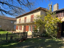 MARCIAC et PLAISANCE proches, VUE PYRENEES depuis cette BELLE MAISON DE FAMILLE 215m2, grandes dépendances , sur 1750m2 de jardin, dans village patrimonial.