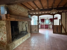 PLAISANCE (32) proche: propriete rurale composée d'une maison 200m2 restaurée, une maison à renover 100m2, deux petites maison colombages, hangar simple , terrain 6500 m2 sans voisin 