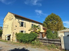 🏡 ANCIENNE LONGÈRE DE CARACTÈRE – 3 CHAMBRES DONT 1 SUITE PARENTALE INDÉPENDANTE, MEZZANINE, APPARTEMENT, MOBIL-HOME ET ATELIER – FORT POTENTIEL LOCATIF !
