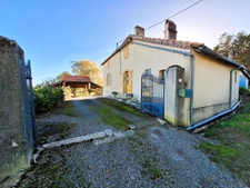 Ancienne ferme de 1796 sur 3,7 Hectares, dépendances, vue sur les Pyrénées.