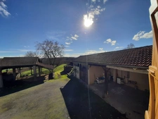 Ancienne ferme de 1796 sur 3,7 Hectares, dépendances, vue sur les Pyrénées.