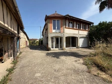 PLAISANCE (32) proche: propriete rurale composée d'une maison 200m2 restaurée, une maison à renover 100m2, deux petites maison colombages, hangar simple , terrain 6500 m2 sans voisin 