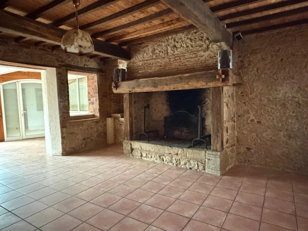 PLAISANCE (32) proche: propriete rurale composée d'une maison 200m2 restaurée, une maison à renover 100m2, deux petites maison colombages, hangar simple , terrain 7.000m2 sans voisin 