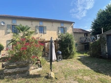MAUBOURGUET (65) nearby: OLD FARMHOUSE on 3200m2 enclosed AND 1 apartment, mobile home, garage. Double glazing, recent shower rooms.