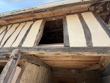 PLAISANCE (32) proche: propriete rurale composée d'une maison 200m2 restaurée, une maison à renover 100m2, deux petites maison colombages, hangar simple , terrain 6500 m2 sans voisin 