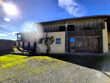 Ancienne ferme de 1796 sur 3,7 Hectares, dépendances, vue sur les Pyrénées.
