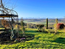 A vendre  belle demeure de 313m² et ses 166m² de dépendances sur 17600m²+ bois de 2000m²