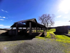 Ancienne ferme de 1796 sur 3,7 Hectares, dépendances, vue sur les Pyrénées.