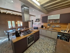 🏡 ANCIENNE LONGÈRE DE CARACTÈRE – 3 CHAMBRES DONT 1 SUITE PARENTALE INDÉPENDANTE, MEZZANINE, APPARTEMENT, MOBIL-HOME ET ATELIER – FORT POTENTIEL LOCATIF !